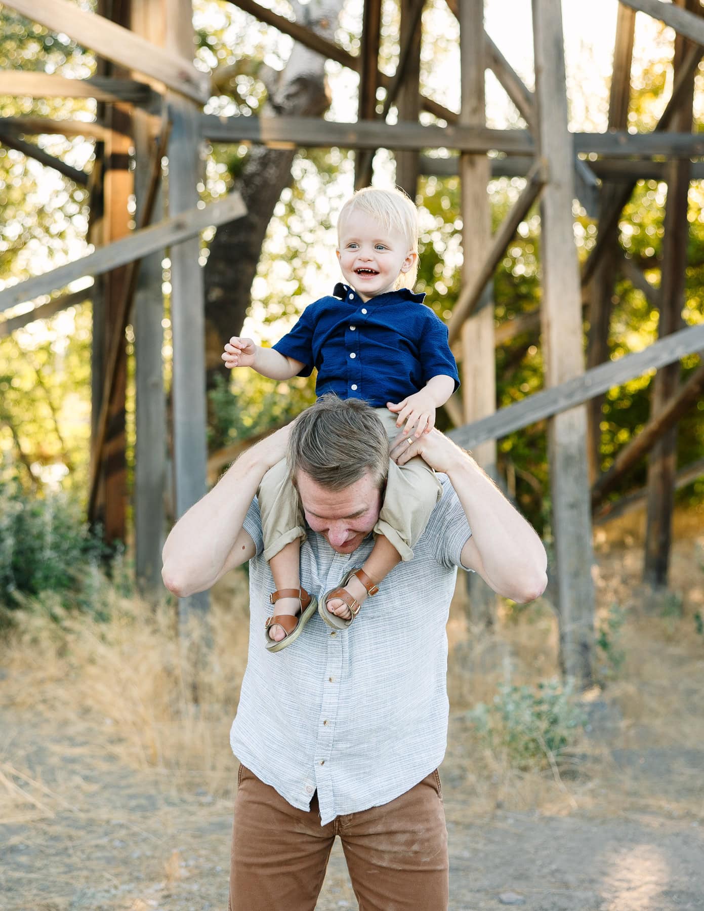 Dad hoists toddler on his shoulders
